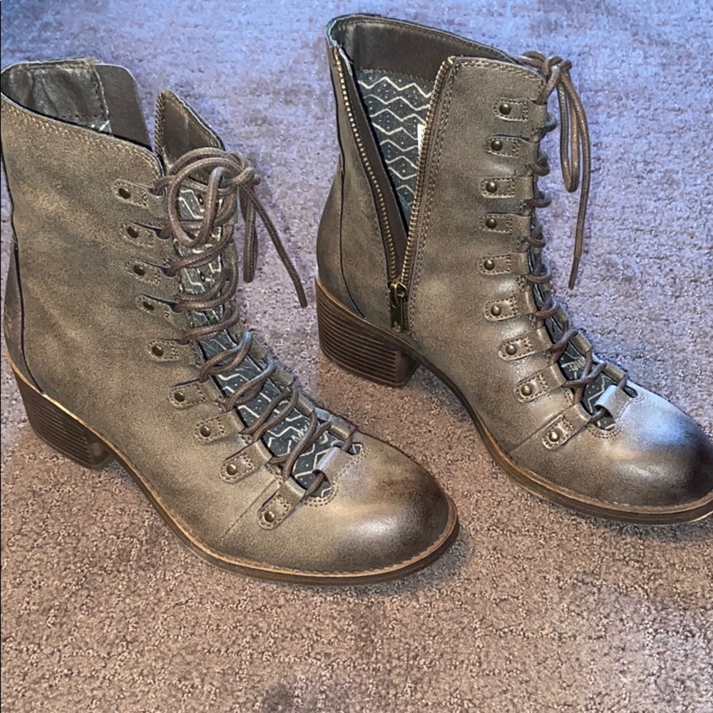 Brand new Roxy boots